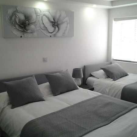 Lady Charlotte Guest Rooms Triple Rooms Dowlais 외부 사진