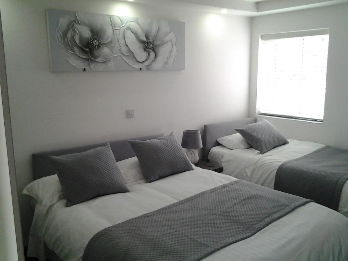 Lady Charlotte Guest Rooms Triple Rooms Dowlais 외부 사진
