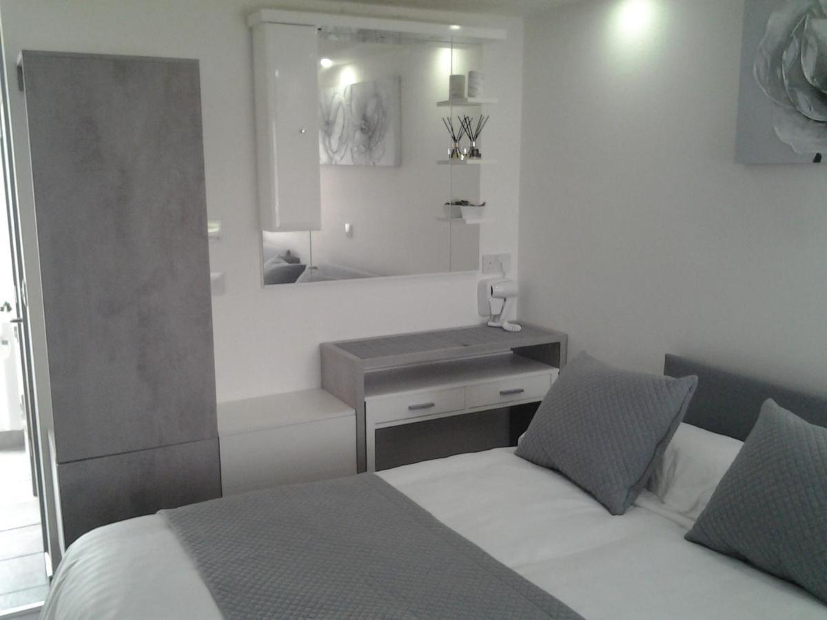 Lady Charlotte Guest Rooms Triple Rooms Dowlais 외부 사진