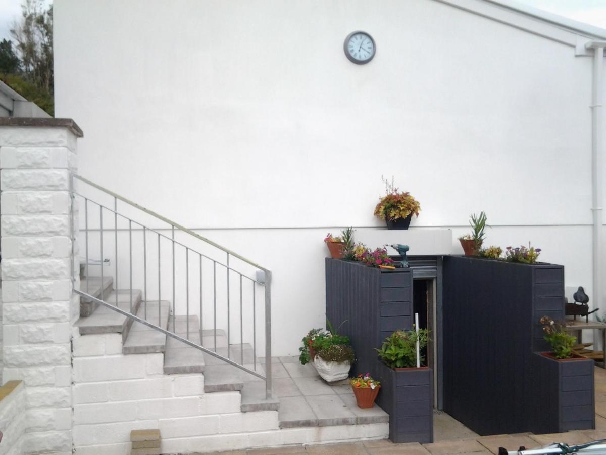 Lady Charlotte Guest Rooms Triple Rooms Dowlais 외부 사진