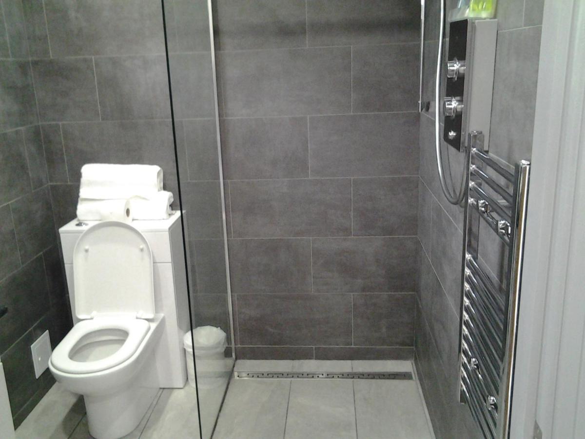 Lady Charlotte Guest Rooms Triple Rooms Dowlais 외부 사진