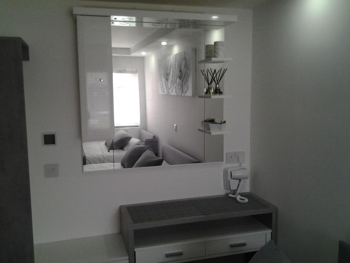 Lady Charlotte Guest Rooms Triple Rooms Dowlais 외부 사진