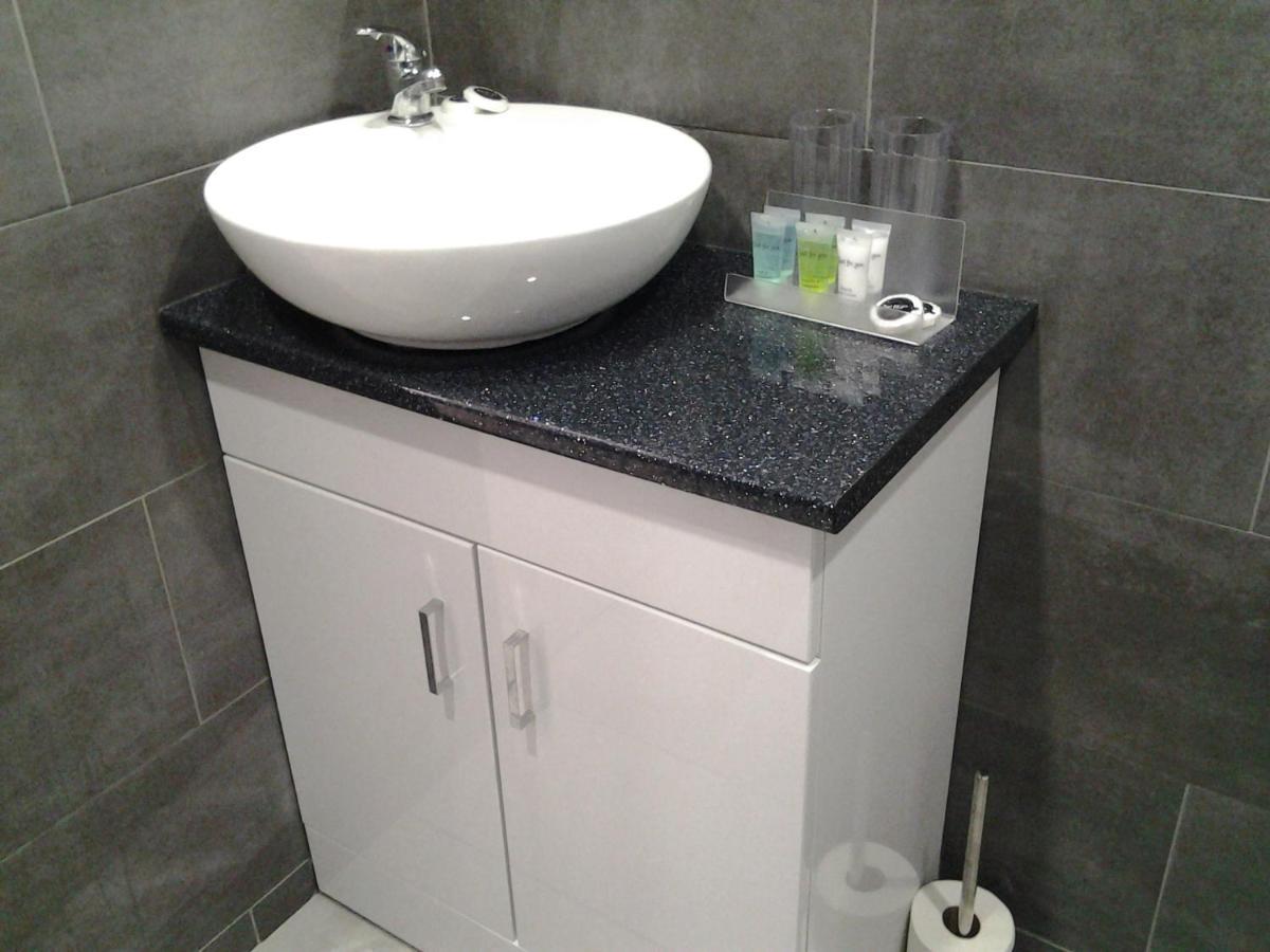 Lady Charlotte Guest Rooms Triple Rooms Dowlais 외부 사진