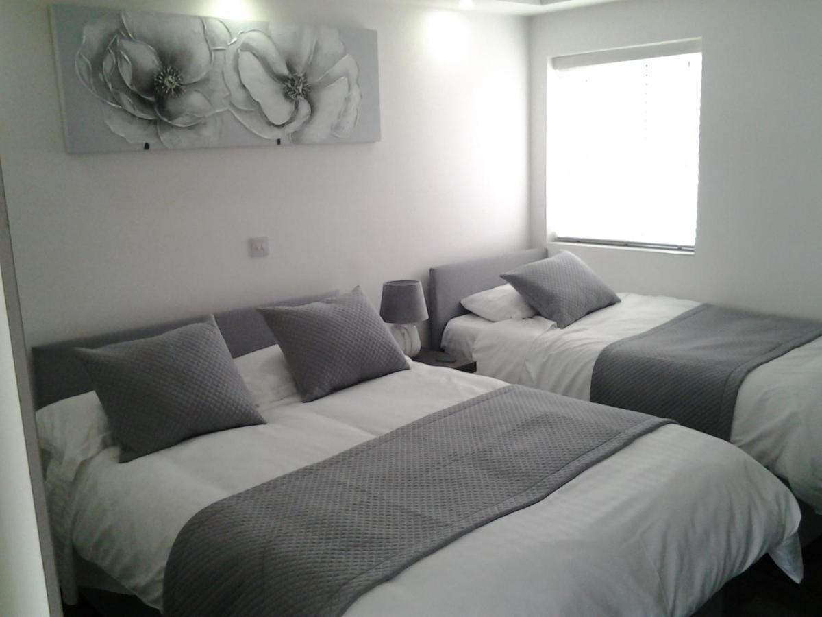 Lady Charlotte Guest Rooms Triple Rooms Dowlais 외부 사진